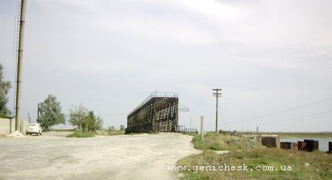 Старый железнодорожный мост в Геническе