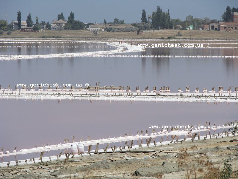 Добыча розовой соли в Геническом озере