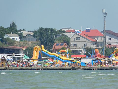 Семейная мини-гостиница"Елена" в Геническе приглашает к себе на отдых на Азовском море 