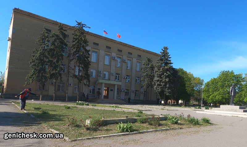 На входе административного здания Генической райгосадминистрации постоянно находятся российские солдаты